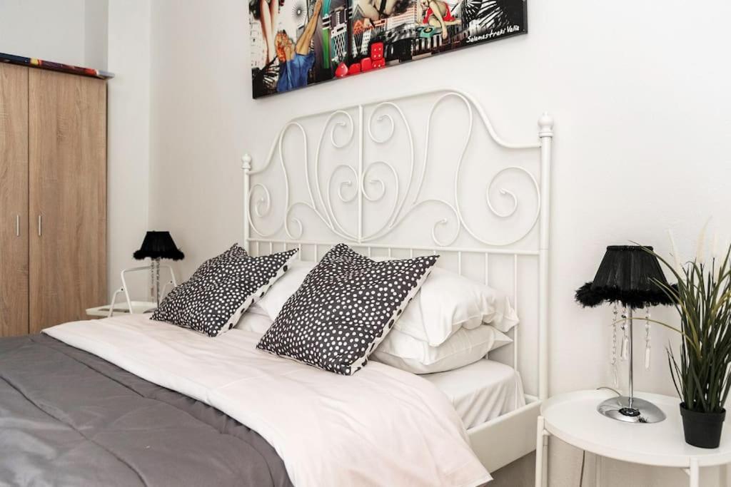 Downtown Apt With Garden In Plaka Apartment เอเธนส์ ภายนอก รูปภาพ